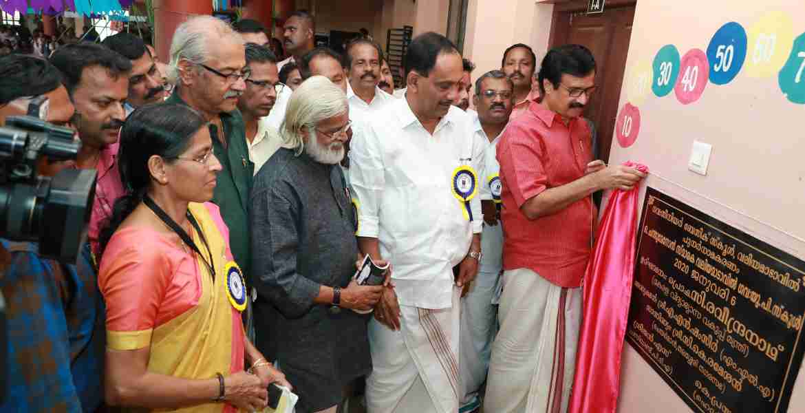 തലശ്ശേരി വലിയ മാടാവില് ഗവണ്മെന്റ് യു.പി സ്കൂളിനെ ഒ.ചന്തുമേനോന് സ്മാരക സ്കൂള് ആയി പുനര് നാമകരണം ചെയ്യുന്ന ചടങ്ങ് മന്ത്രി സി.രവീന്ദ്രനാഥ് ഉദ്ഘാടനം ചെയ്യുന്നു.