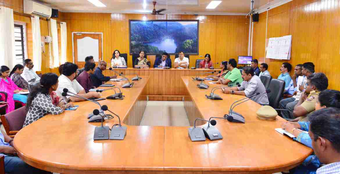 നിയമസഭ തിരഞ്ഞെടുപ്പിന്റെ ഭാഗമായി കളക്ടറേറ്റിൽ ചേർന്ന നോഡൽ ഓഫീസർമാരുടെ യോഗത്തിൽ തെരഞ്ഞെടുപ്പ് നിരീക്ഷകർ സംസാരിക്കുന്നു 