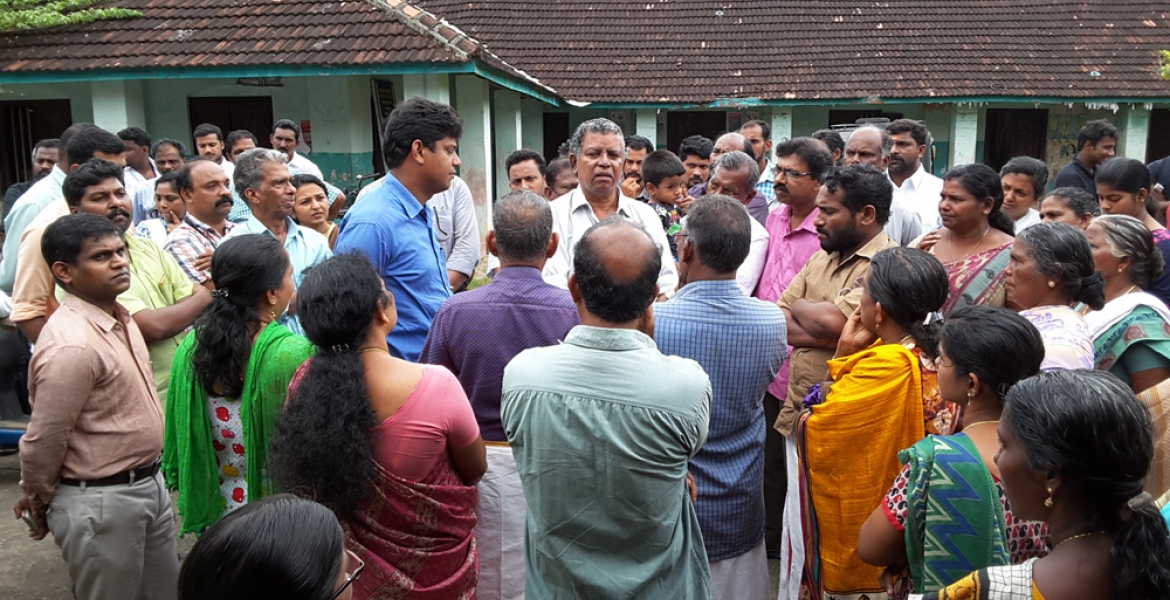 കടല്‍ക്ഷോഭത്തെ തുടര്‍ന്ന് ഞാറയ്ക്കല്‍ ഗവ. ഫിഷറീസ് സ്‌കൂളിലെ ദുരിതാശ്വാസ ക്യാംപിലെത്തിയ എസ്. ശര്‍മ്മ എംഎല്‍എയും ജില്ല കളക്ടര്‍ മുഹമ്മദ് വൈ സഫീറുള്ളയും. ഫോര്‍ട്ടുകൊച്ചി സബ്കളക്ടര്‍ ഇമ്പശേഖര്‍ സമീപം.