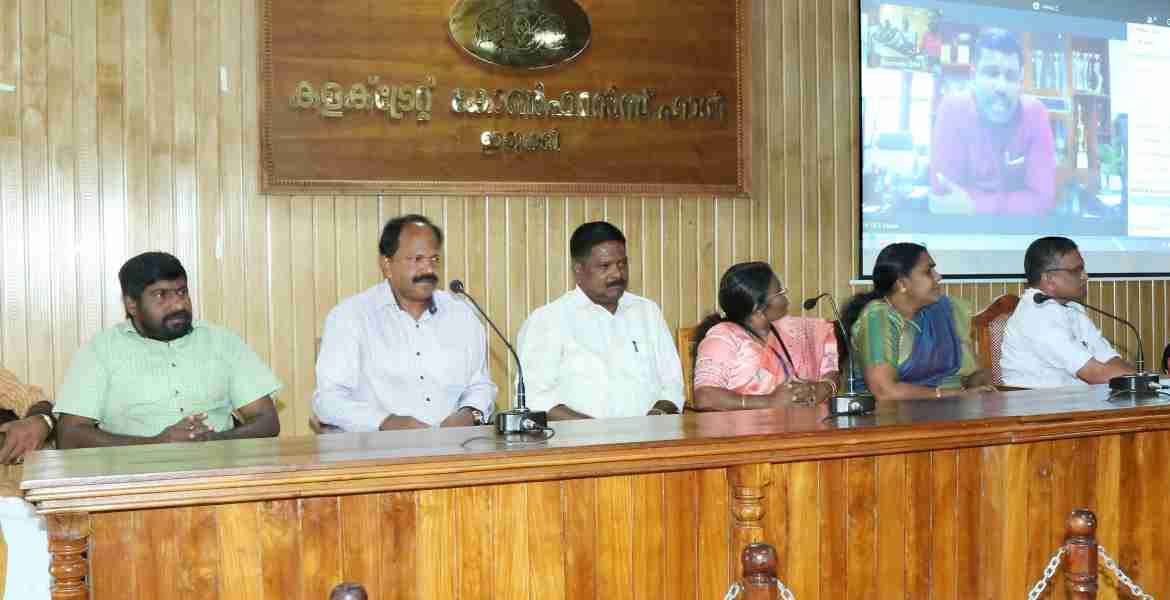 ജില്ലയിലെ പതിനാറു സ്‌കൂളുകളില്‍ ആരംഭിക്കുന്ന ഓണ്‍ലൈന്‍ ട്യൂഷന്റെ ഉദ്ഘാടനം  പൊതുവിദ്യാഭ്യാസ ഡയറക്ടര്‍ ജനറല്‍ ജീവന്‍ ബാബു തിരുവന്തപുരത്തെ ഓഫീസില്‍ നിന്ന് ഓണ്‍ലൈനായി നിര്‍വഹിക്കുന്നു.                         2 Attachments