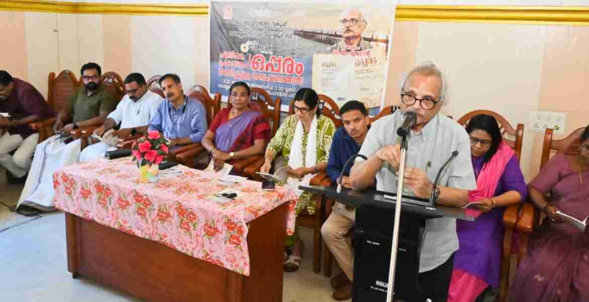 പൊതുവിദ്യാഭ്യാസ വകുപ്പ്, സമഗ്ര ശിക്ഷകേരളം, തലശ്ശേരി സൗത്ത് ബി ആർ സി എന്നിവയുടെ സംയുക്താഭിമുഖ്യത്തിൽ  തലശ്ശേരി മുൻസിപ്പൽ കോൺഫറൻസ് ഹാളിൽ നടന്ന "ഒപ്പരം " പുസ്തക പ്രകാശനം പ്രശസ്ത സാഹിത്യകാരൻ എം മുകുന്ദൻ നിർവ്വഹിക്കുന്നു