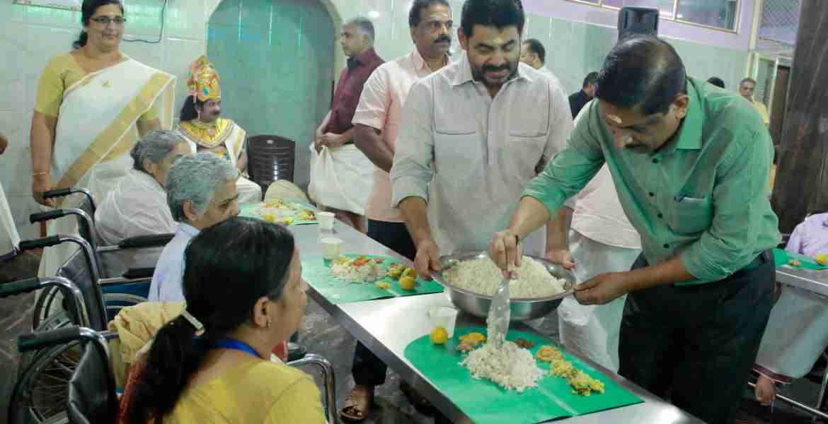 പടമുഖം സ്നേഹ മന്ദിരത്തിലെ അന്തേവാസികൾക്ക് ജില്ലാ കലക്ടർ എച്ച്.ദിനേശൻ ഓണസദ്യ വിളമ്പി നല്കുന്നു.