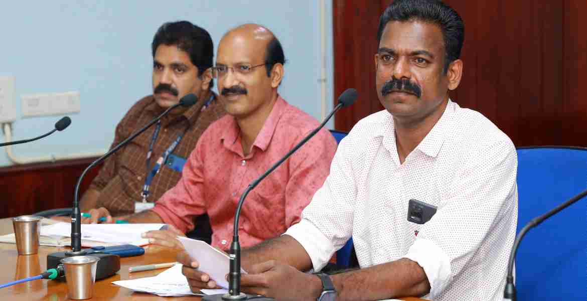 ശബരിമല തീര്‍ഥാടനവുമായി ബന്ധപ്പെട്ട് കളക്ടറേറ്റ് കോണ്‍ഫറന്‍സ് ഹാളില്‍ ചേര്‍ന്ന തദ്ദേശസ്വയംഭരണ സ്ഥാപന പ്രതിനിധികളുടെ അവലോകന യോഗത്തില്‍ പഞ്ചായത്ത് ഡെപ്യുട്ടി ഡയറക്ടര്‍ കെ.ആര്‍. സുമേഷ് സംസാരിക്കുന്നു