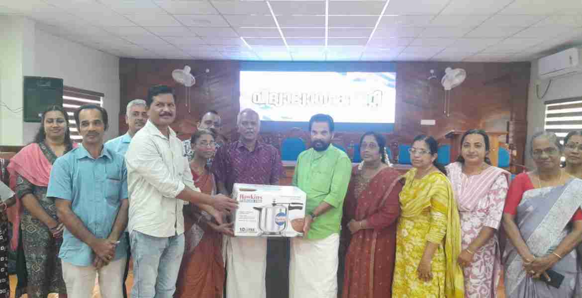 പന്തളം തെക്കേക്കര ഗ്രാമപഞ്ചായത്ത് പ്രസിഡന്റ് എസ് രാജേന്ദ്രപ്രസാദ് പാചക ഉപകരണങ്ങള്‍ വിതരണം ചെയ്യുന്നു