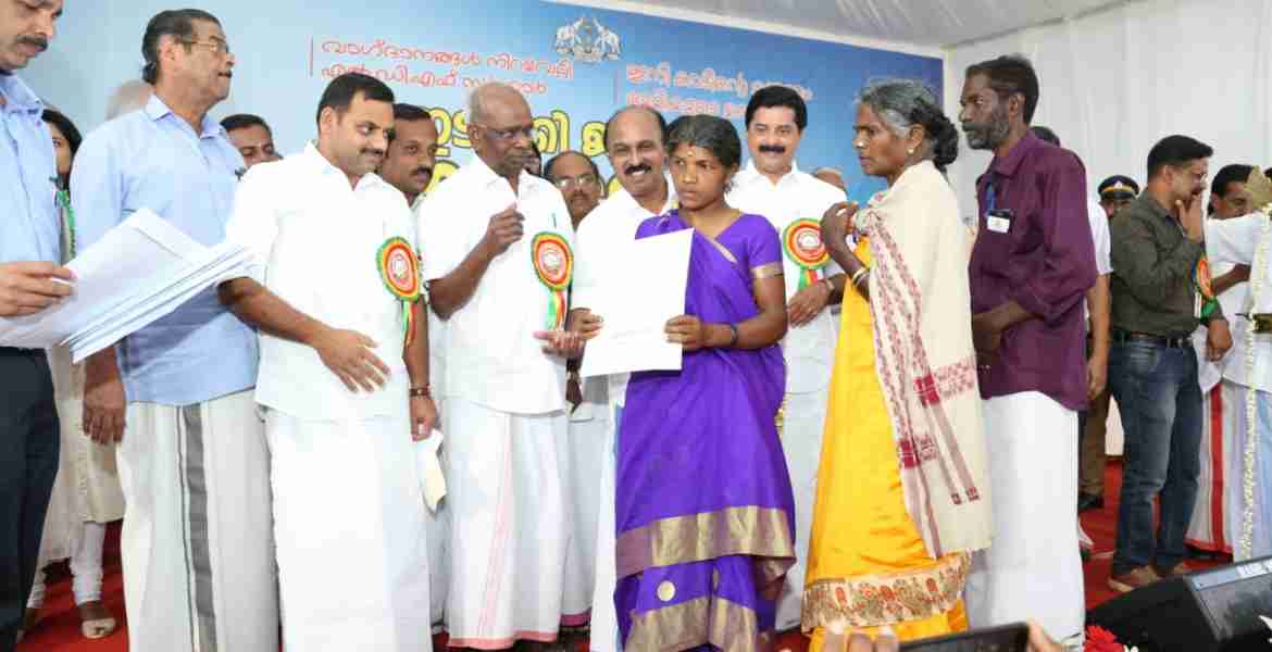 ദേവികുളം കുണ്ടളക്കുടി നിവാസി അഞ്ജലാ ദേവി മന്ത്രി ഇ. ചന്ദ്രശേഖരനിൽ നിന്നും പട്ടയം ഏറ്റു വാങ്ങുന്നു.