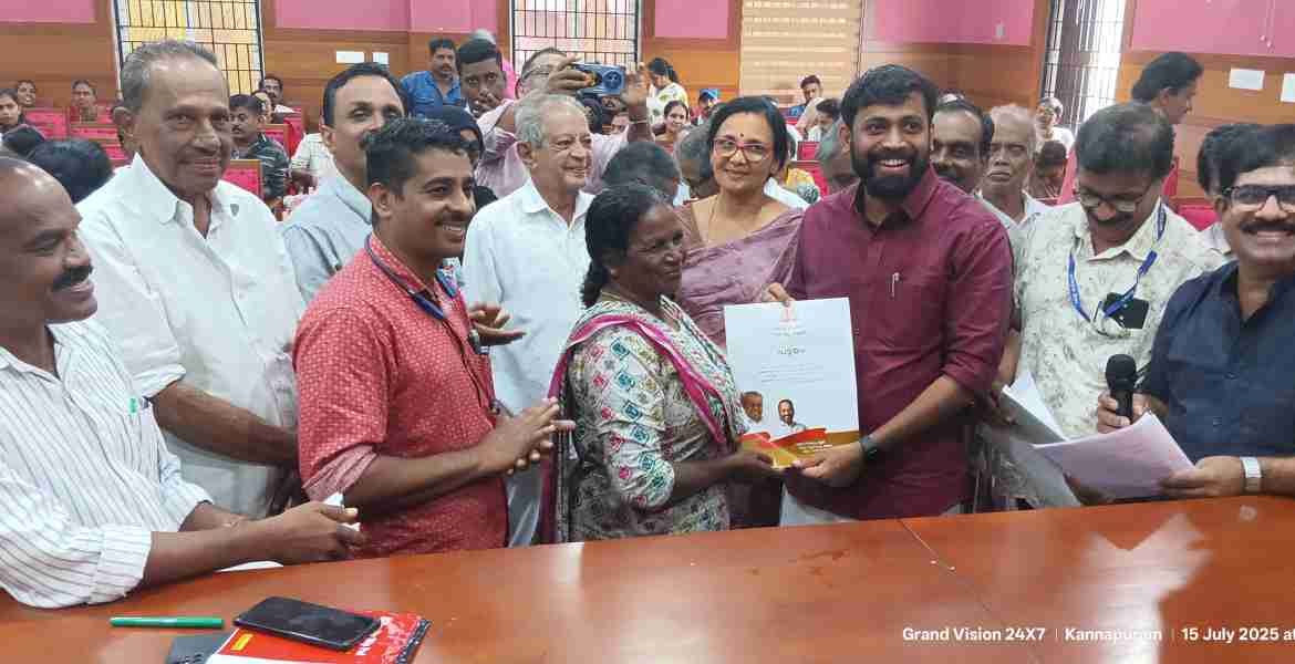 കല്യാശ്ശേരി നിയോജക മണ്ഡലം പട്ടയമേള മന്ത്രി കെ രാജന്‍ ഓണ്‍ലൈനായി നിര്‍വ്വഹിച്ചതിന് ശേഷം എം വിജിൻ എംഎൽഎ പട്ടയം വിതരണം ചെയ്യുന്നു