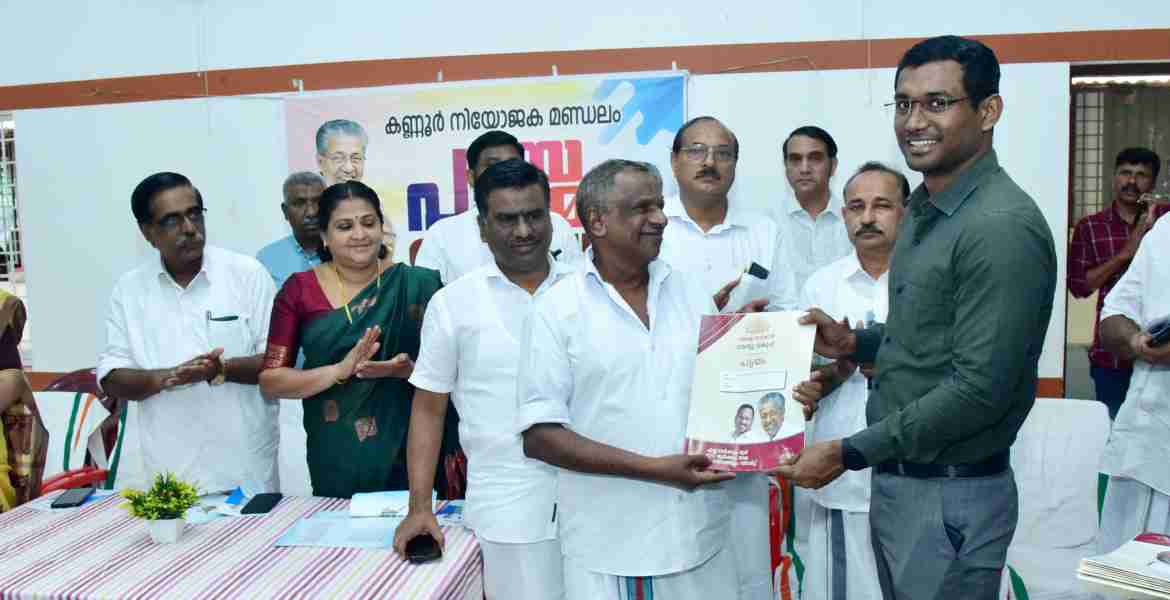 കണ്ണൂർ നിയോജക മണ്ഡലം പട്ടയമേളയിൽ കളക്ടർ അരുൺ കെ വിജയൻ പട്ടയം വിതരണം ചെയ്യുന്നു