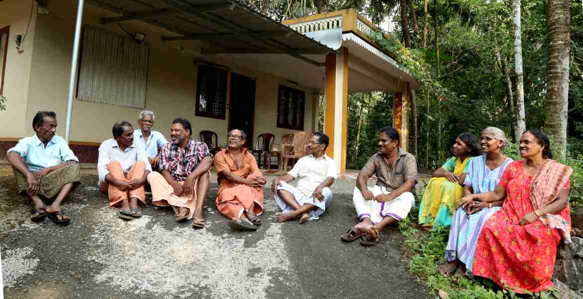 ഏഴല്ലൂർ പട്ടയം  ഏകോപന സമിതി കൺവീനർ കെ.കെ. മനോജും നാട്ടുകാരും.
