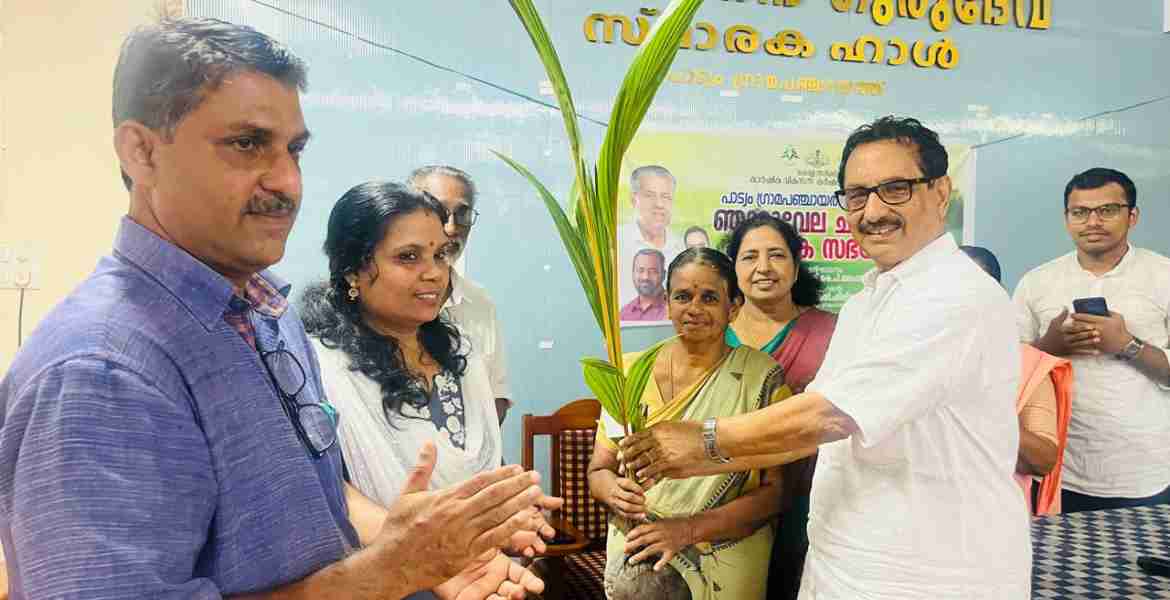 പാട്യം പഞ്ചായത്തിൽ നടന്ന ഞാറ്റുവേല ചന്തയിൽ കെ പി മോഹനൻ എംഎൽഎ തെങ്ങിൻ തൈ വിതരണം ചെയ്യുന്നു