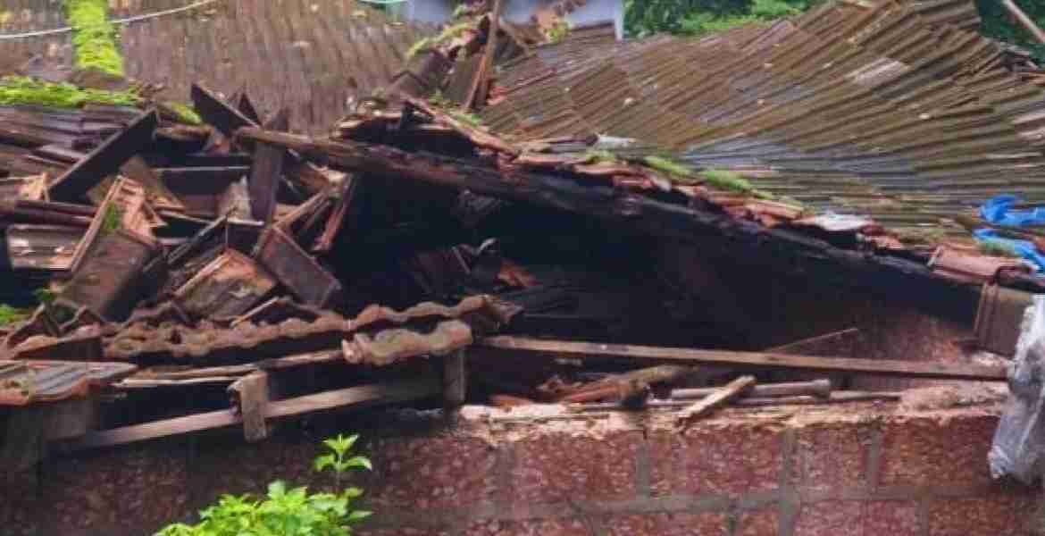 പയ്യന്നൂർ താലൂക്കിലെ ഏഴോo വില്ലേജിലെ എരിപുരം ചെങ്ങൽ ദേശത്ത് പട്ടേരി ദേവി എന്നവരുടെ വീടിന്റെ മേൽക്കൂര കനത്ത മഴയെ തുടർന്ന് പൂർണമായി തകർന്ന നിലയിൽ