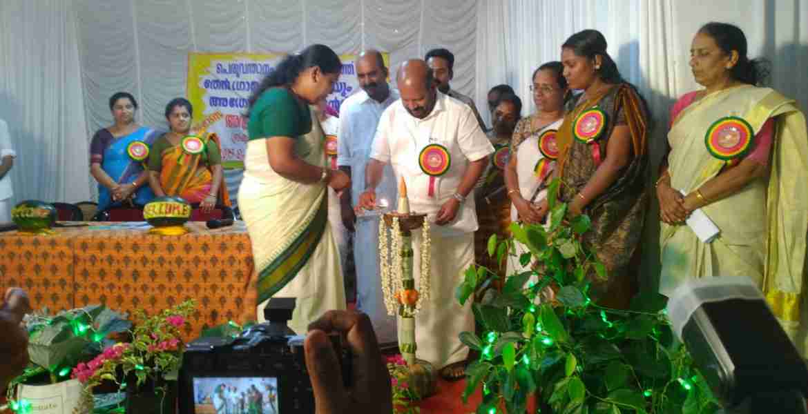 പെരുവന്താനം ഗ്രാമപഞ്ചായത്തില്‍ തേന്‍ഗ്രാമം പദ്ധതിയുടെയും അഗ്രോ സര്‍വ്വീസ് സെന്ററിന്റെയും ഉദ്ഘാടനം കൃഷി വകുപ്പ് മന്ത്രി വി.എസ് സുനില്‍കുമാര്‍ നിര്‍വ്വഹിക്കുന്നു.