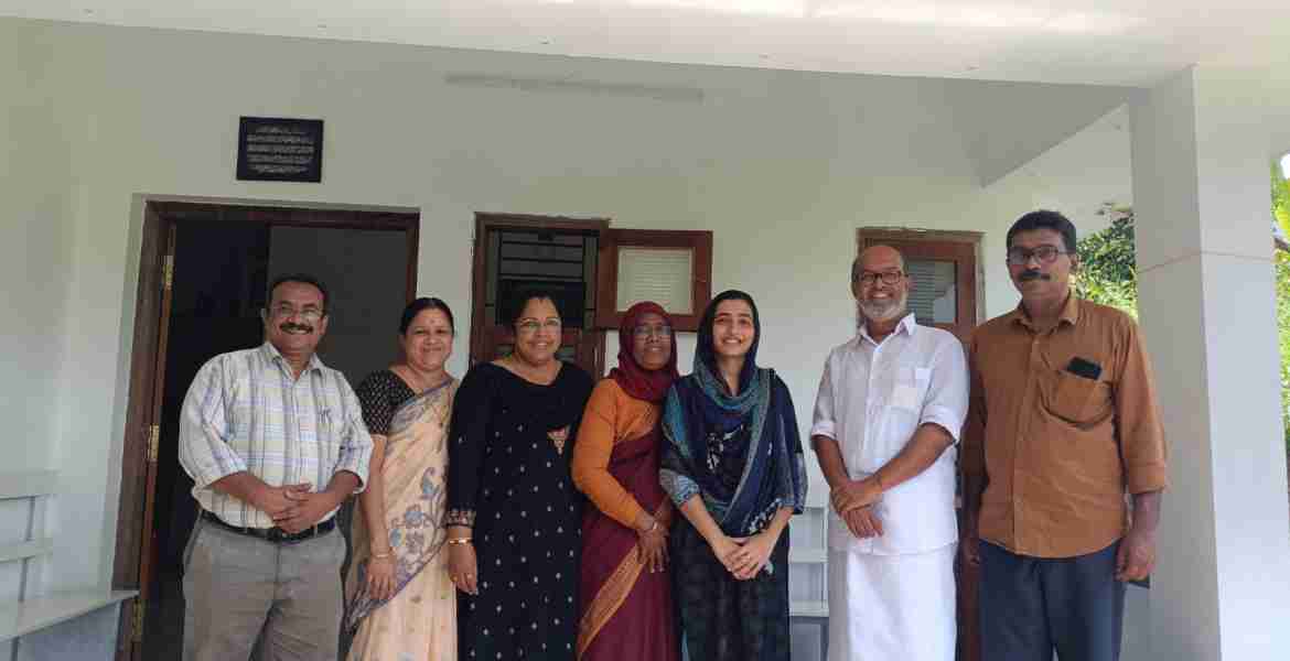 സാക്ഷരതാമിഷന്‍ ഹയര്‍സെക്കന്‍ഡറി തുല്യതാ പരീക്ഷയില്‍ എല്ലാ വിഷയങ്ങള്‍ക്കും എ പ്ലസ് നേടിയ രഹന കക്കറയില്‍ കണ്ണൂര്‍ കോര്‍പറേഷന്‍ വിദ്യാഭ്യാസ സ്ഥിരം സമിതി അധ്യക്ഷന്‍ സുരേഷ് ബാബു എളയാവൂരിനൊപ്പം
