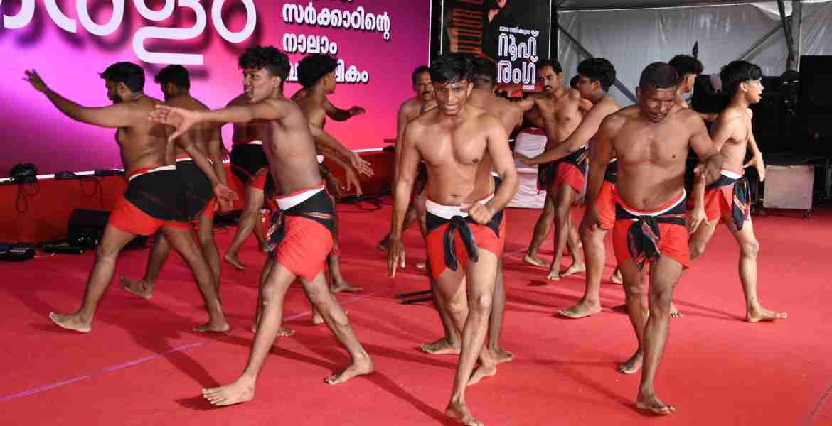കുണിയൻ പറമ്പത്ത് പൂരക്കളി സംഘം അവതരിപ്പിക്കുന്ന പൂരക്കളി