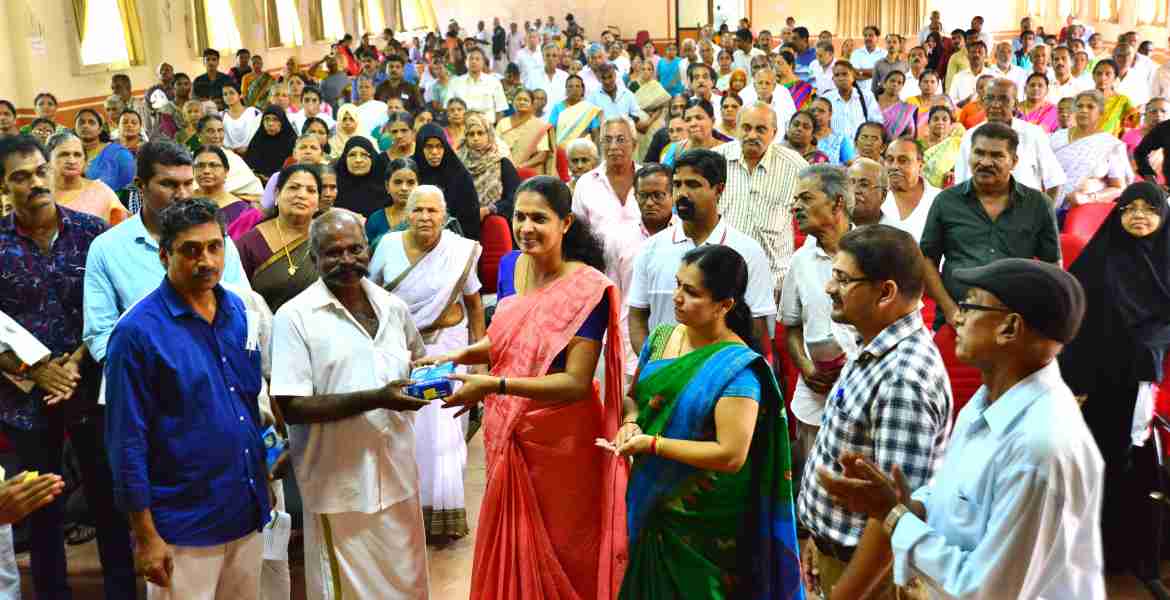 'വയോമധുരം പദ്ധതി ' ബിപിഎല്‍ കുടുംബത്തിലെ വയോജനങ്ങളായ പ്രമേഹരോഗികള്‍ക്ക് ഗ്ലൂക്കോമീറ്റര്‍ വിതരണം ജില്ലാ പഞ്ചായത്ത് വൈസ് പ്രസിഡണ്ട് പി പി ദിവ്യ ഉദ്ഘാടനം ചെയ്യുന്നു