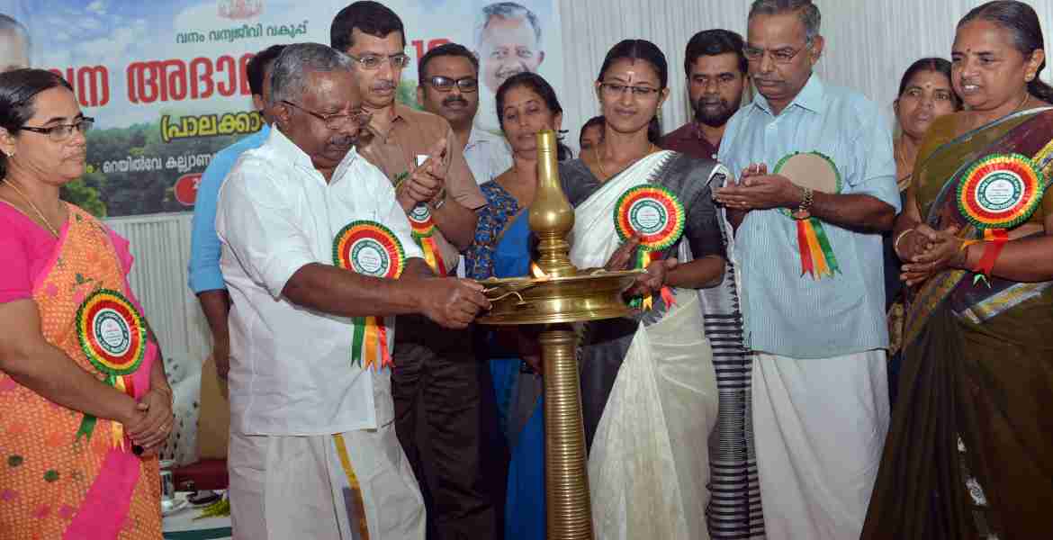 കല്ലേകുളങ്ങര റെയില്‍വേ കല്യാണ മണ്ഡപത്തില്‍ നടന്ന വനം അദാലത്ത് മന്ത്രി അഡ്വ. കെ. രാജു ഉദ്ഘാടനം ചെയ്യുന്നു
