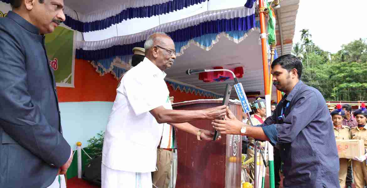 പുരസ്‌കാരം ഏറ്റുവാങ്ങുന്ന റവന്യു ജീവനക്കാരന്‍ പ്രശാന്ത്. 