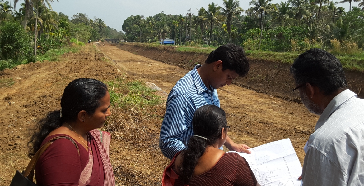 നാലുകള്‍ തുറക്കുന്നതിന് മുന്നോടിയായുള്ള ശുചീകരണ പ്രവര്‍ത്തനം കളക്ടര്‍ വിലയിരുത്തുന്നp