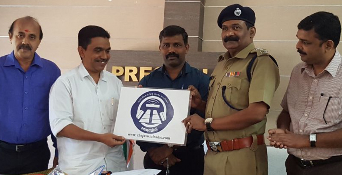 കാസര്‍കോട് പ്രസ്‌ക്ലബ്ബ് ഹാളില്‍ നടന്ന ചടങ്ങില്‍  തേജസ്വിനി റേഡിയോ ലോഗോ ജില്ലാ പഞ്ചായത്ത് പ്രസിഡന്റ് എജിസി ബഷീര്‍ ജില്ലാ പോലീസ് മേധാവി  കെ ജി സൈമണിന്  നല്‍കി പ്രകാശനം ചെയ്യുന്നു. 