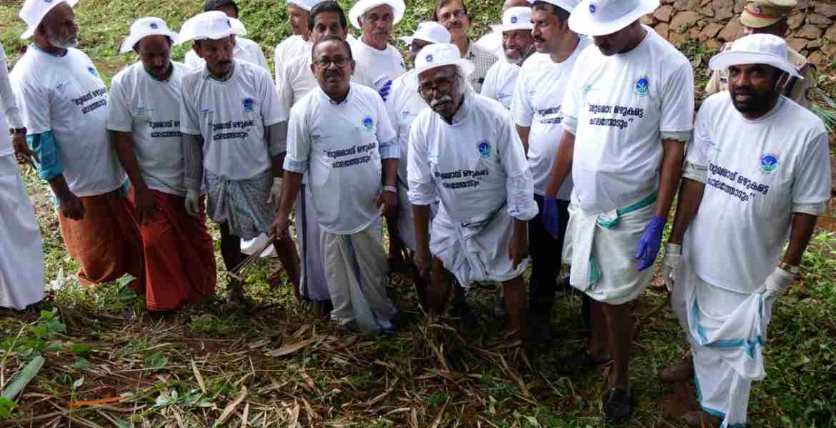 ചാലത്തോട് നവീകരണത്തിൻ്റെയും സംരക്ഷണത്തിൻ്റെയും ഭാഗമായി ചാലയിൽ നടന്ന മെഗാ ശുചീകരണം രജിസ്ട്രേഷൻ, പുരാരേഖ, പുരാവസ്തു മന്ത്രി രാമചന്ദ്രൻ കടന്നപ്പള്ളി ഉദ്ഘാടനം ചെയ്യുന്നു