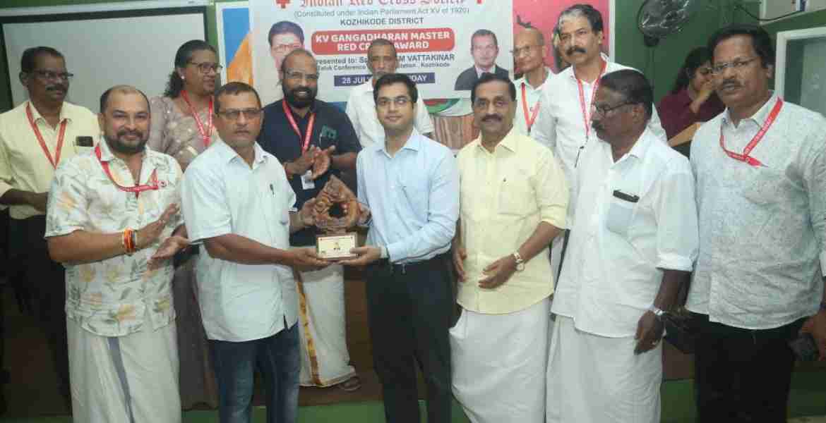 കെ വി ഗംഗാധരന്‍ മാസ്റ്റര്‍ റെഡ്‌ക്രോസ് അവാര്‍ഡ്, തോട്ടത്തില്‍ രവീന്ദ്രന്‍ എംഎല്‍എയുടെ സാന്നിധ്യത്തിൽ ജില്ലാ കലക്ടര്‍ സ്‌നേഹില്‍കുമാര്‍ സിങ് സലിം വട്ടക്കിണറിന് കൈമാറുന്നു.