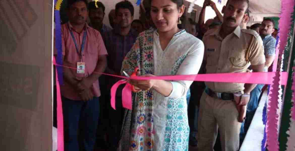 ദേവികുളം റവന്യൂ ഡിവിഷന്‍ ഓഫീസില്‍ സ്ഥാപിച്ച മാതൃകാ പോളിംഗ് സ്റ്റേഷന്‍ സബ്കളക്ടര്‍ രേണു രാജ് ഉദ്ഘാടനം ചെയ്യുന്നു.