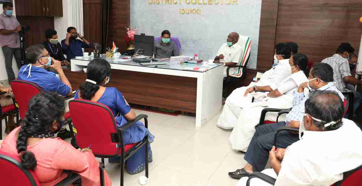 കോവിഡ്- 19 പ്രതിരോധ പ്രവര്ത്തനങ്ങളുടെ ഭാഗമായി കളക്ടറുടെ ചേംബറില്  അവലോകന യോഗത്തില് മന്ത്രി എം.എം മണി സംസാരിക്കുന്നു.