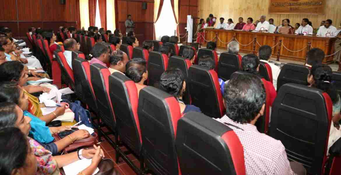 .ത്രിതല പഞ്ചായത്തുകളുടെയും വകുപ്പുകളുടെയും പദ്ധതി പുരോഗതി തദ്ദേശ സ്വയംഭരണ വകുപ്പു മന്ത്രി എ. സി. മൊയ്തീന്‍  അവലോകനം ചെയ്യുന്നു.