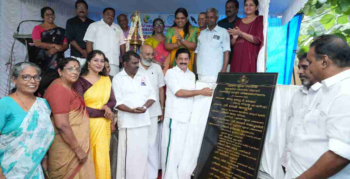 പുളിക്കീഴ് ബ്ലോക്ക്തല റിസോഴ്സ് റിക്കവറി ഫെസിലിറ്റി സെന്റര്‍ നിര്‍മാണോദ്ഘാടനം മന്ത്രി റോഷി അഗസ്റ്റിന്‍ നിര്‍വഹിക്കുന്നു