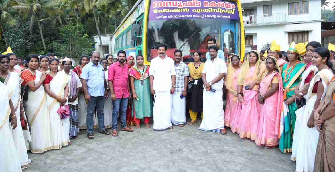 റോഷി അഗസ്റ്റിൻ  എംഎൽഎ പോഷണ്‍ എക്‌സ്പ്രസിനോടൊപ്പം 