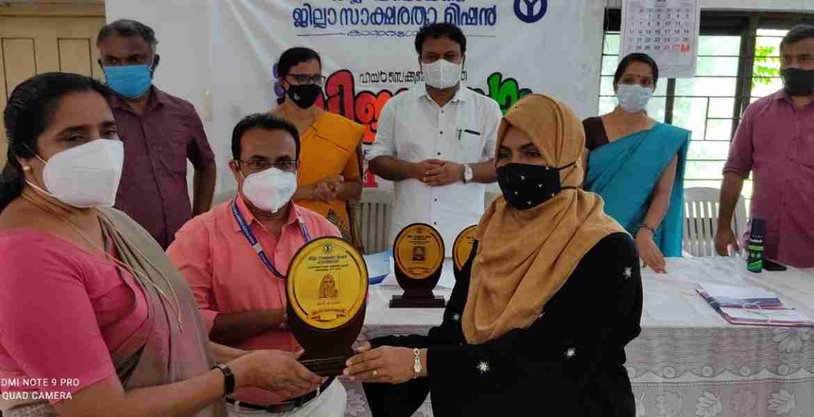 സംസ്ഥാന സാക്ഷരതാമിഷൻ ഹയർസെക്കണ്ടറി തുല്യതാ പരീക്ഷയിൽ മുഴുവൻ വിഷയങ്ങൾക്കും എ പ്ലസ് നേടിയ എം.ടി.പി.റാഫിയക്ക് ജില്ലാ പഞ്ചായത്ത് പ്രസിഡന്റ് ബേബിബി ബാലകൃഷ്ണൻ ഉപഹാരം നൽകുന്നു
