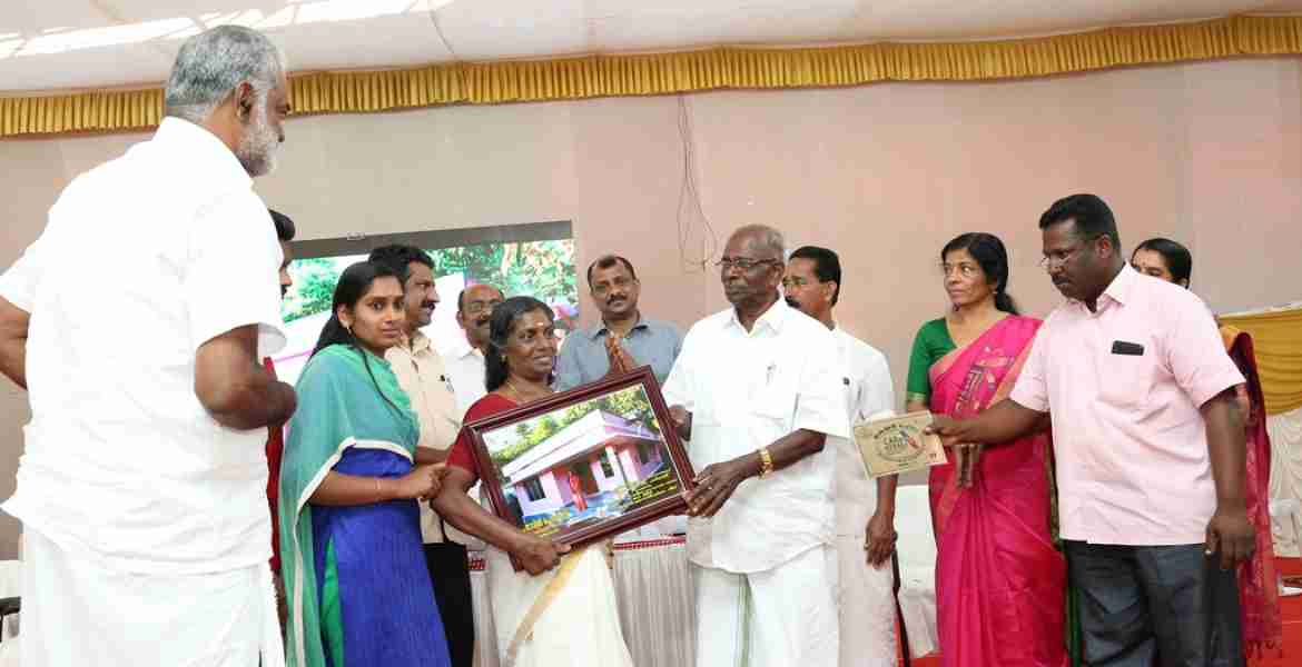 കെയര്ഹോം പദ്ധതി ഗുണഭോക്താവ് സാവിത്രിക്ക് മന്ത്രി എം.എം മണി വീടിന്റെ താക്കോല് കൈമാറുന്നു.