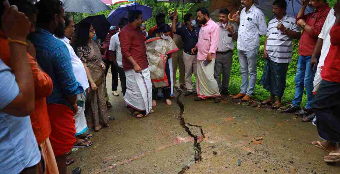 സീതത്തോട് പഞ്ചായത്തിലെ മുണ്ടന്‍പാറയില്‍ റോഡില്‍ വലിയ വിള്ളല്‍ രൂപപ്പെട്ട സ്ഥലം ആരോഗ്യമന്ത്രി വീണാ ജോര്‍ജ് സന്ദര്‍ശിക്കുന്നു. അഡ്വ. കെ.യു. ജനീഷ് കുമാര്‍ എംഎല്‍എ, ജില്ലാ കളക്ടര്‍ ഡോ. ദിവ്യ എസ് അയ്യര്‍ തുടങ്ങിയവര്‍ സമീപം.