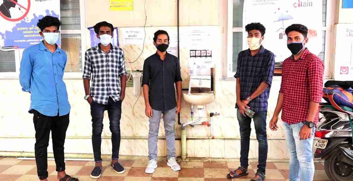 വിദ്യാര്‍ത്ഥികള്‍ നിര്‍മ്മിച്ച സെന്‍സര്‍ ടാപ്പ് ആശുപത്രി കോമ്പൗണ്ടിനുള്ളില്‍.