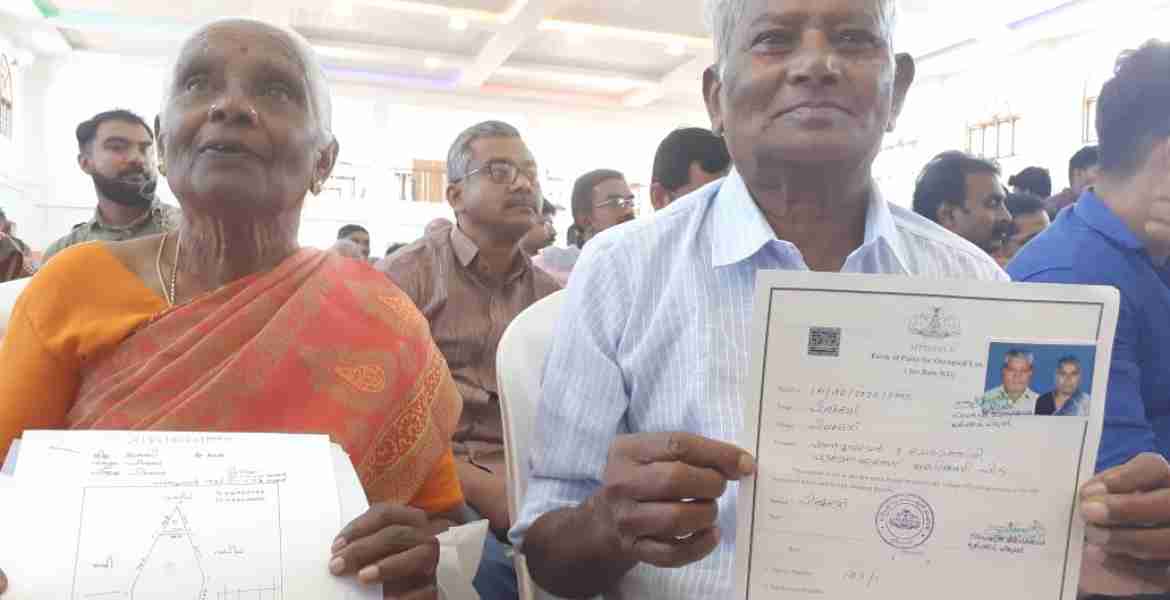 പട്ടുമല സ്വദേശി ഷൺമുഖവേലും ഭാര്യ ചേരമത്തായിയും തങ്ങൾക്ക് ലഭിച്ച പട്ടയവുമായി