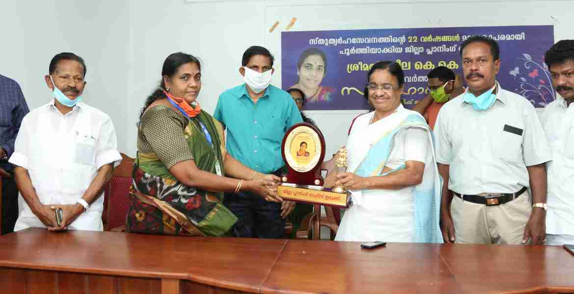 ഇരുപത്തിരണ്ടു വര്‍ഷത്തെ സര്‍ക്കാര്‍ സേവനത്തിനു ശേഷം വിരമിക്കുന്ന ജില്ലാ പ്ളാനിംഗ് ഓഫീസര്‍ കെ.കെ ഷീലയ്ക്ക് ജില്ലാ പഞ്ചായത്ത് പ്രസിഡണ്ട് കൊച്ചു ത്രേസ്സ്യാ പൗലോസ് ഉപഹാരം നല്കുന്നു.  ജില്ലാ കളക്ടര്‍ എച്ച് ദിനേശന്‍,പഞ്ചായത്ത് പ്രസിഡന്റ്‌സ്് അസോസിയേഷന്‍ പ്രസിഡന്റ് എസ്. ടി. അഗസ്റ്റിന്‍ തുടങ്ങിയവര്‍ സമീപം.  