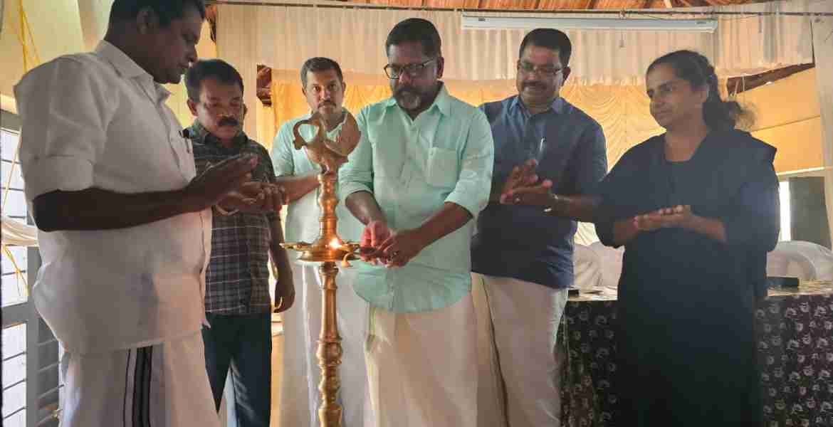 കിഴക്കുപുറം ഗവണ്‍മെന്റ് ഹൈസ്‌കൂളിലെ സ്മാര്‍ട്ട് ക്ലാസ് റൂമുകളുടെ ഉദ്ഘാടനം ഡപ്യൂട്ടി സ്പീക്കര്‍ ചിറ്റയം ഗോപകുമാര്‍ നിര്‍വഹിക്കുന്നു