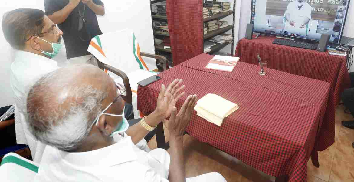 ജില്ലയിലാരംഭിക്കുന്ന സ്മാര്‍ട്ട് വില്ലേജോഫീസുകളുടെ ഉദ്ഘാടനം മണക്കാട് വില്ലേജ് ഓഫീസില്‍  വൈദ്യുത മന്ത്രി എം എം മണി വീഡിയോ കോണ്‍ഫ്രസിലൂടെ നിര്‍വ്വഹിക്കുന്നു. ജില്ലാ കളക്ടര്‍ എച്ച് ദിനേശന്‍ സമീപം 