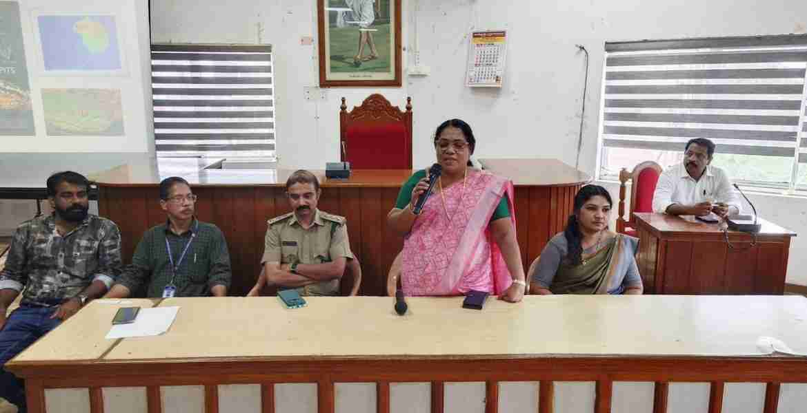 ലോക പാമ്പ് ദിനത്തോടനുബന്ധിച്ച് പയ്യന്നൂർ നഗരസഭയുടെയും താലൂക്ക് ആശുപത്രിയുടെയും നേതൃത്വത്തിൽ തളിപ്പറമ്പ റേഞ്ച് ഫോറസ്റ്റ് ഓഫീസിന്റെ സഹകരണത്തോടെ സംഘടിപ്പിച്ച ബോധവൽക്കരണ പരിപാടി നഗരസഭാ ചെയർപേഴ്സൺ കെ.വി ലളിത ഉദ്ഘാടനം ചെയ്യുന്നു.