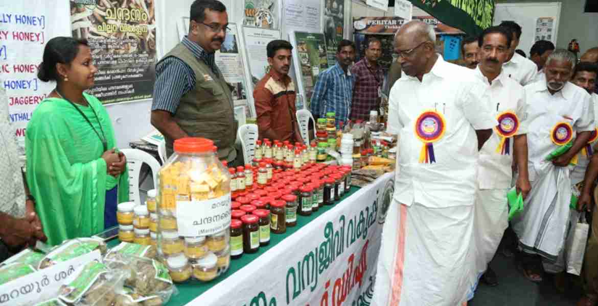 സര്‍ക്കാരിന്റെ  ആയിരം ദിനാഘോഷങ്ങളുടെ ഭാഗമായി ഐ.ഡി.എ ഗ്രൗണ്ടില്‍ നടക്കുന്ന പ്രദര്‍ശന മേള വൈദ്യുതിമന്ത്രി എം.എം മണി സന്ദര്‍ശിക്കുന്നു.