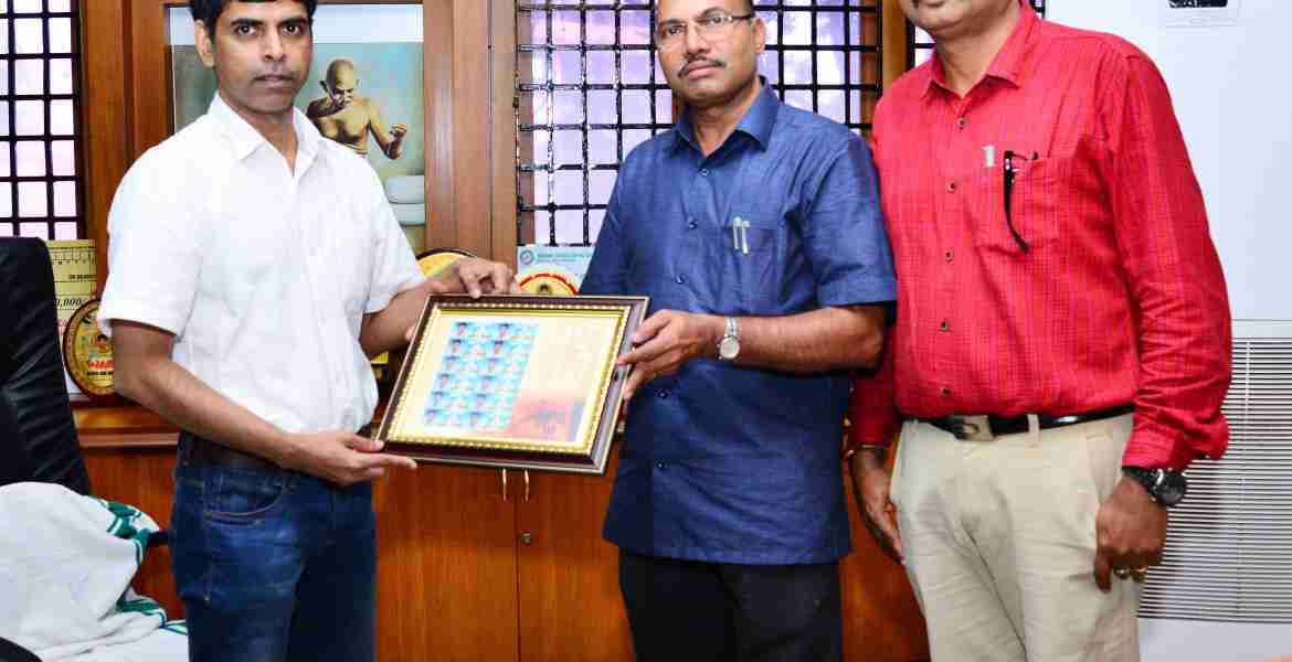 തപാൽ വകുപ്പിന്റെ മൈ സ്റ്റാമ്പ് പദ്ധതിയുടെ പ്രചരണ ഭാഗമായി ജില്ല കലക്ടറുടെ ഫോട്ടോ പതിച്ച സ്റ്റാമ്പ് കൈമാറുന്നു