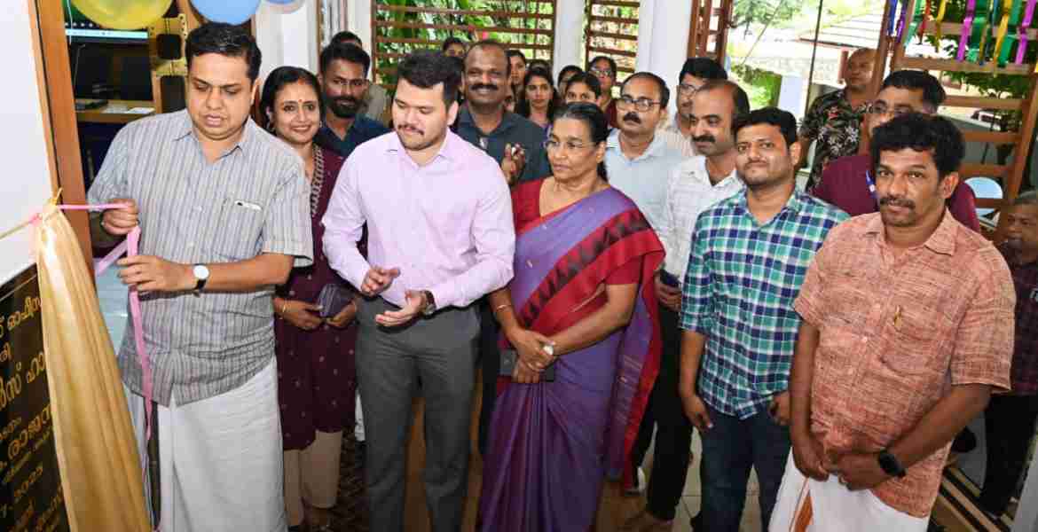തലശ്ശേരി സബ്കലക്ടര്‍ ഓഫീസില്‍ പുതുതായി നിര്‍മ്മിച്ച വീഡിയോ കോണ്‍ഫറന്‍സ് ഹാളിന്റെ ഉദ്ഘാടനം  റവന്യു മന്ത്രി കെ രാജന്‍ ഓണ്‍ലൈനായി നിര്‍വ്വഹിച്ചതിന് ശേഷം ശിലാ ഫലകം അനാച്ഛാദനം സ്പീക്കർ അഡ്വ. എ എൻ ഷംസീർ നിർവ്വഹിക്കുന്നു