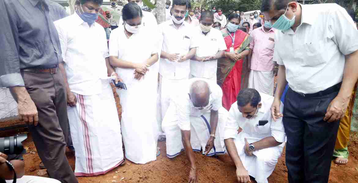 സുഭിക്ഷ കേരളം പദ്ധതിയുടെ ജില്ലാ തല ഉദ്ഘാടനം അരിക്കുഴയിലെ ഇടുക്കി ജില്ലാ കൃഷിത്തോട്ടത്തില്‍ ഫലവൃക്ഷ തൈകളും കിഴങ്ങ് വര്‍ഗ്ഗവിളകളും നട്ടുകൊണ്ട് മന്ത്രി എം.എം. മണി നിര്‍വഹിക്കുന്നു.