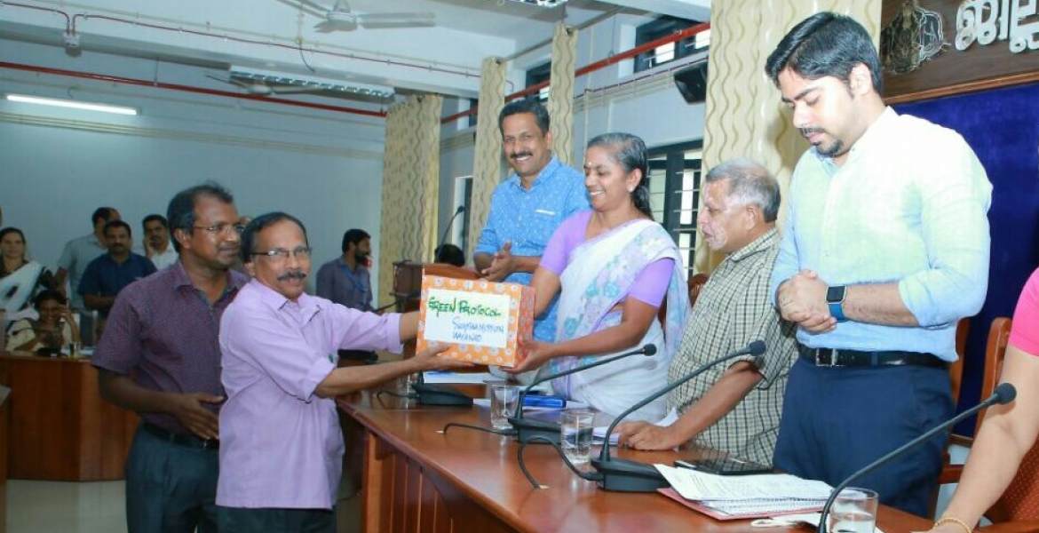 ശുചിത്വമിഷന്‍ ജില്ലാ കലോത്സവത്തിനായി നല്‍കിയ സ്റ്റീല്‍ ഗ്ലാസ് ജില്ലാ പഞ്ചായത്ത് പ്രസിഡന്റ് ടി.ഉഷാകുമാരിയില്‍ നിന്നും വിദ്യാഭ്യാസ ഉപഡയറക്ടര്‍ ബാബുരാജിന് നല്‍കുന്നു.