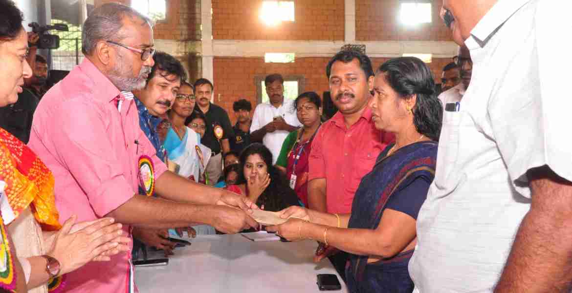 വിവാഹ ധനസഹായം ലഭിക്കും; സുജാതയുടെ കണ്ണീരൊപ്പി അദാലത്ത്