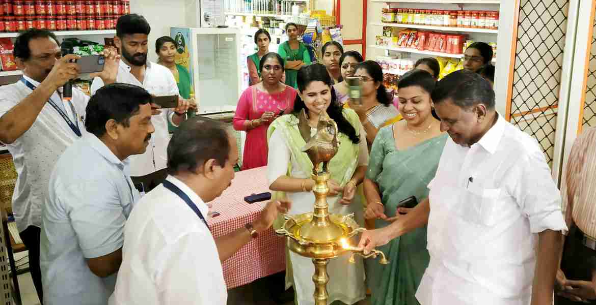 സപ്ലൈകോ വിഷു - റംസാൻ ജില്ലാ ഫെയർ  തിരുവഞ്ചൂർ രാധാകൃഷ്ണൻ എം.എൽ.എ ഉദ്ഘാടനം  ചെയ്യുന്നു.