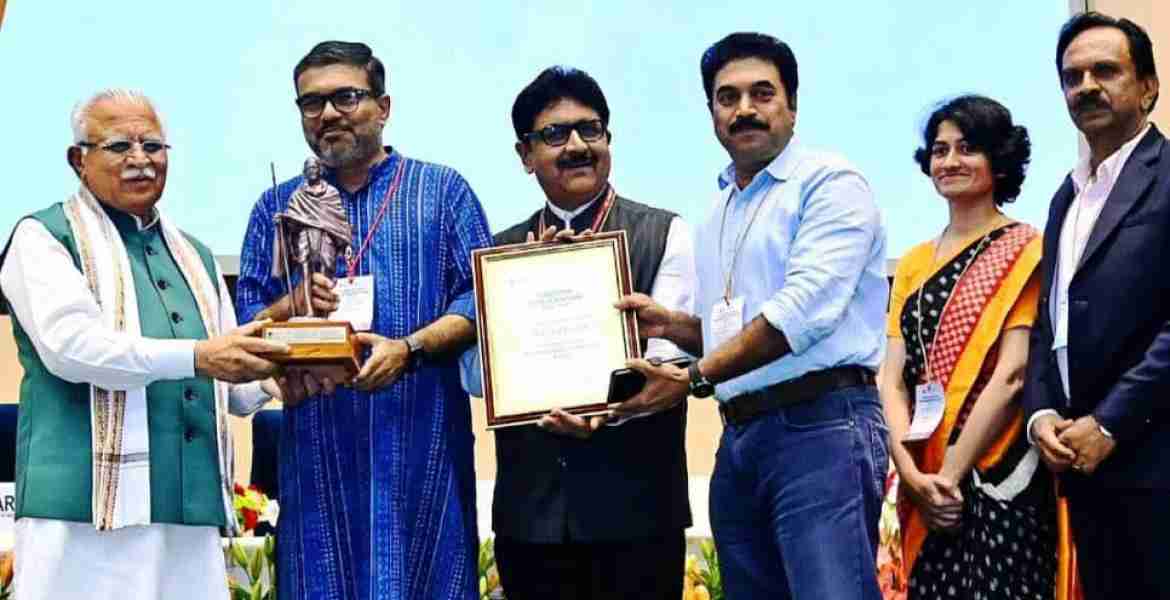സ്വച്ഛ് സര്‍വേക്ഷന്‍  ''പ്രോമിസിംഗ് സ്വച്ഛ് ശഹര്‍'' അവാര്‍ഡ്  ന്യൂഡല്‍ഹി വിജ്ഞാന്‍ ഭവനില്‍ നടന്ന ചടങ്ങില്‍ കേന്ദ്ര പാര്‍പ്പിട-നഗരകാര്യ മന്ത്രി മനോഹര്‍ലാല്‍ ഖട്ടറില്‍ നിന്നും തദ്ദേശ സ്വയംഭരണ വകുപ്പ് മന്ത്രി എം.ബി. രാജേഷ്, മട്ടന്നൂര്‍ നഗരസഭാ ചെയര്‍പേഴ്സൺ എന്‍. ഷാജിത്ത്, എല്‍എസ്ജിഡി അഡീഷണല്‍ ചീഫ് സെക്രട്ടറി പുനീത് കുമാര്‍. എന്നിവർ ചേർന്ന് ഏറ്റുവാങ്ങുന്നു. തദ്ദേശ സ്വയം ഭരണ വകുപ്പ് സ്പെഷ്യല്‍ സെക്രട്ടറി ടി.വി അനുപമ, ശുചിത്വമിഷന്‍ എക്സിക്യൂട്ടീവ് ഡയറക്ടര്‍ യു.വി ജോസ്, എല്‍എസ്ജിഡി ജോയിന്റ് ഡയറക്ടര്‍ മുഹമ്മദ് ഹുവൈ