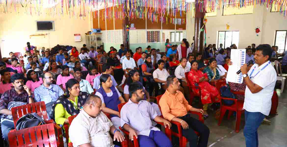 പത്തനംതിട്ട പ്രകാശധാര സ്പെഷ്യല്‍ സ്‌കൂളില്‍ സംഘടിപ്പിച്ച വോട്ടര്‍ ബോധവല്‍ക്കരണ ക്ലാസ്