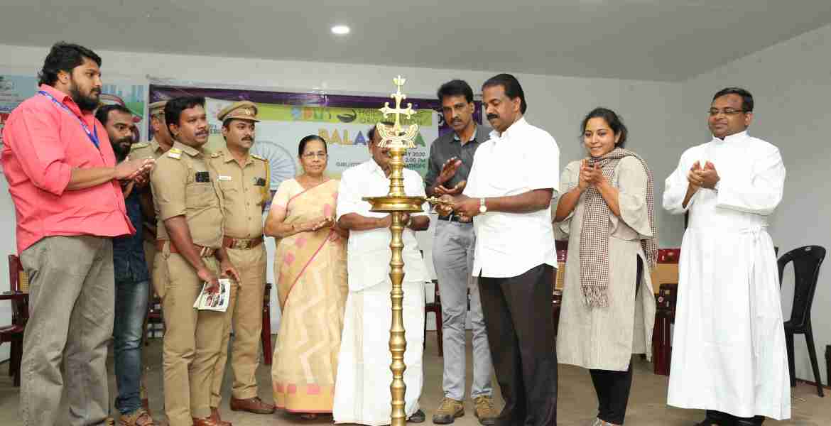 ഹെല്പിങ് ഹാൻഡ് ഓർഗനൈസേഷൻ സംഘടിപ്പിച്ച ബാലസഭ ഇടുക്കി തഹസിൽദാർ വിൻസെന്റ് ജോസഫ് ഗിരിജ്യോതി കോളേജിൽ ഉദ്‌ഘാടനം ചെയ്യുന്നു. 