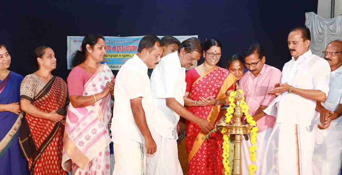 തൊടുപുഴ നഗരസഭ ലൈഫ്മിഷന്‍ കുടുംബ സംഗമവും അദാലത്തും പി ജെ ജോസഫ് എംഎല്‍എ ഉദ്ഘാടനം ചെയ്യുന്നു  
