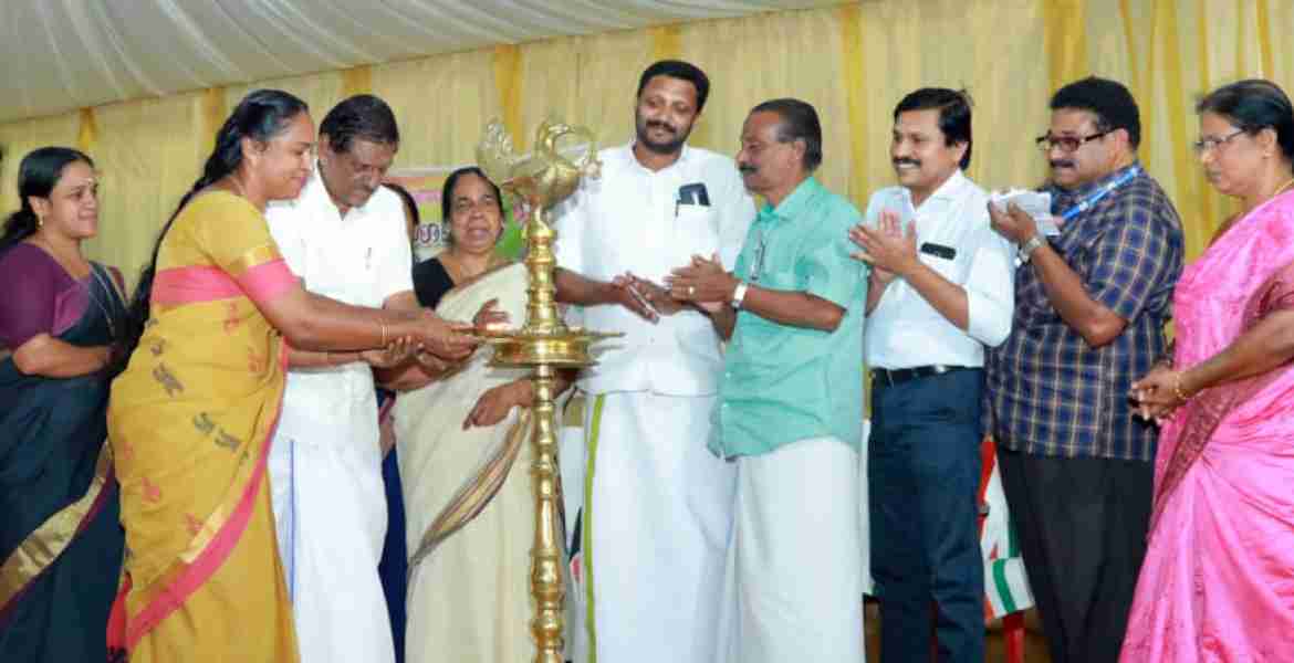 ലൈഫ് മിഷന്‍ ഗുണഭോക്താക്കളുടെ തൊടുപുഴ ബ്ലോക്ക് പഞ്ചായത്ത് തല കുടുംബ സംഗമവും  അദാലത്തും തൊടുപുഴ ചുങ്കം സെന്റ് മേരീസ് ചര്‍ച്ച് പാരിഷ് ഹാളില്‍  പി.ജെ.ജോസഫ് എം.എല്‍.എ. ഉദ്ഘാടനം ചെയ്യുന്നു